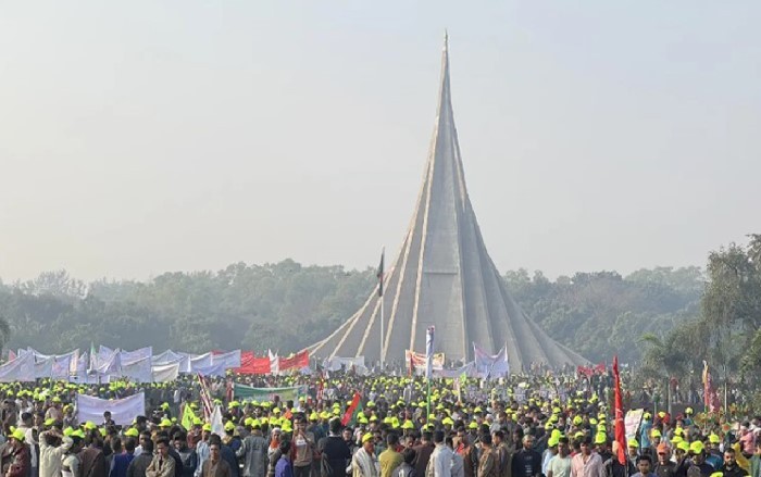 জাতীয় স্মৃতিসৌধে মানুষের উপচে পড়া ভিড়